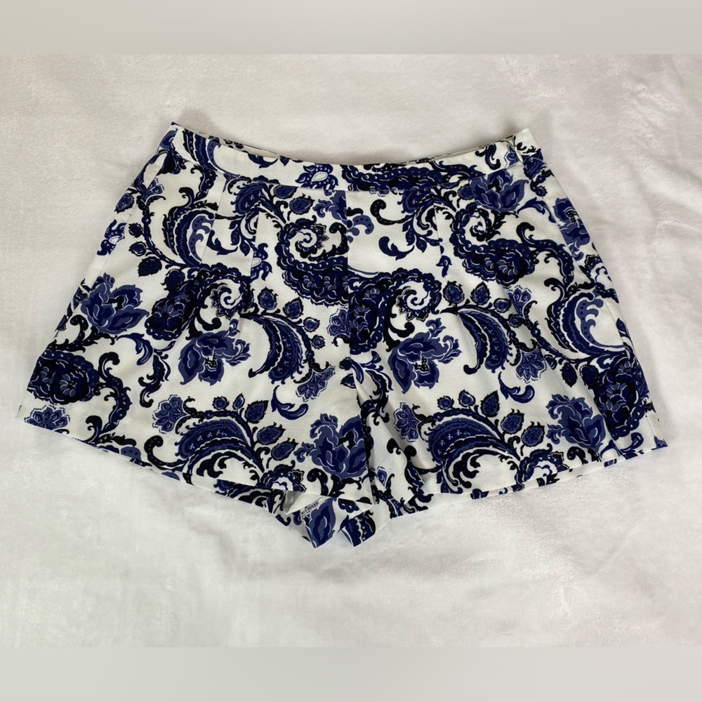 Forever 21 Shorts Women’s Size Medium Paisley Print Lined Blue White